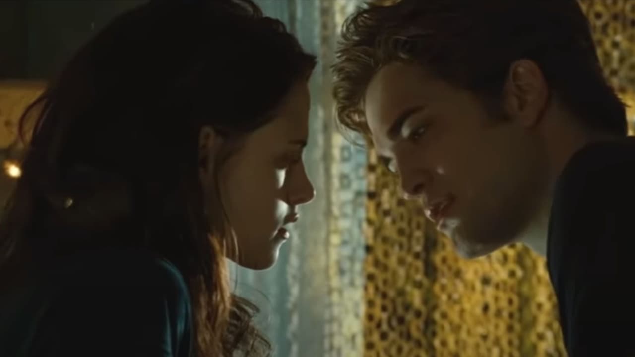 Edward Cullen entra al cuarto de Bella y la ve dormir en varias ocasiones.
