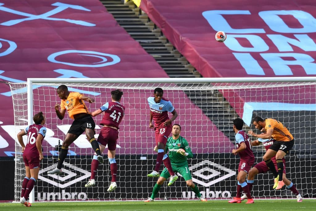 El partido careció de emociones los primero minutos, pero entrados en la primera media hora de juego, los ataques de Wolverhampton inquietaban la zaga local.