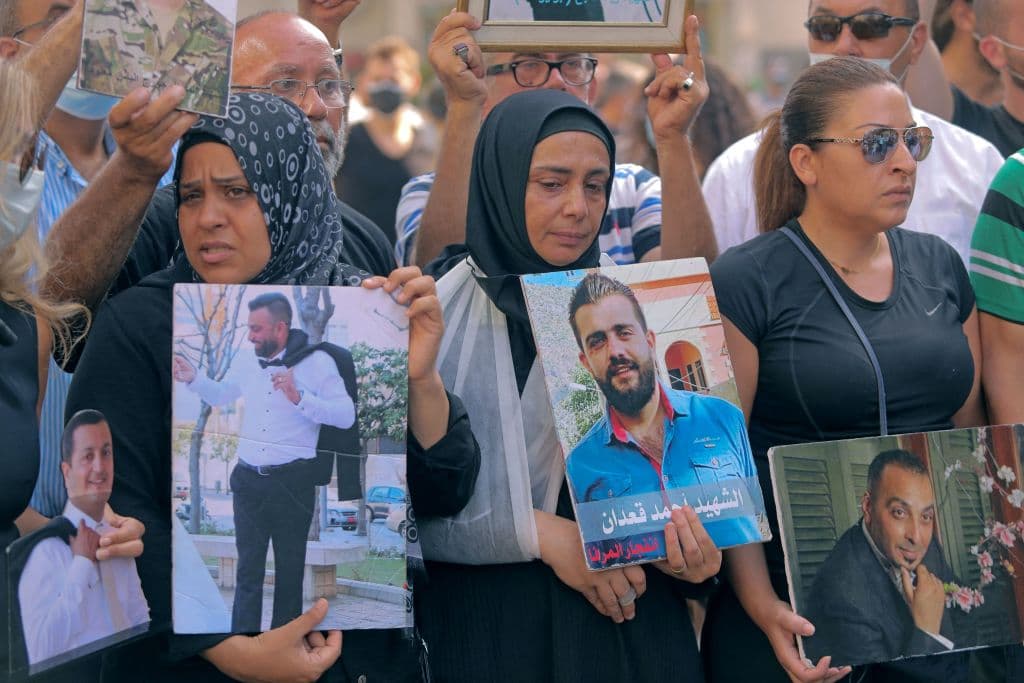Estas mujeres mostraban fotos de sus seres queridos perdidos por la explosión durante una protesta este mes de julio, exigiendo responsabilidades por lo ocurrido. 
<b>Para las familias no ha habido respuestas, ni justicia. </b>