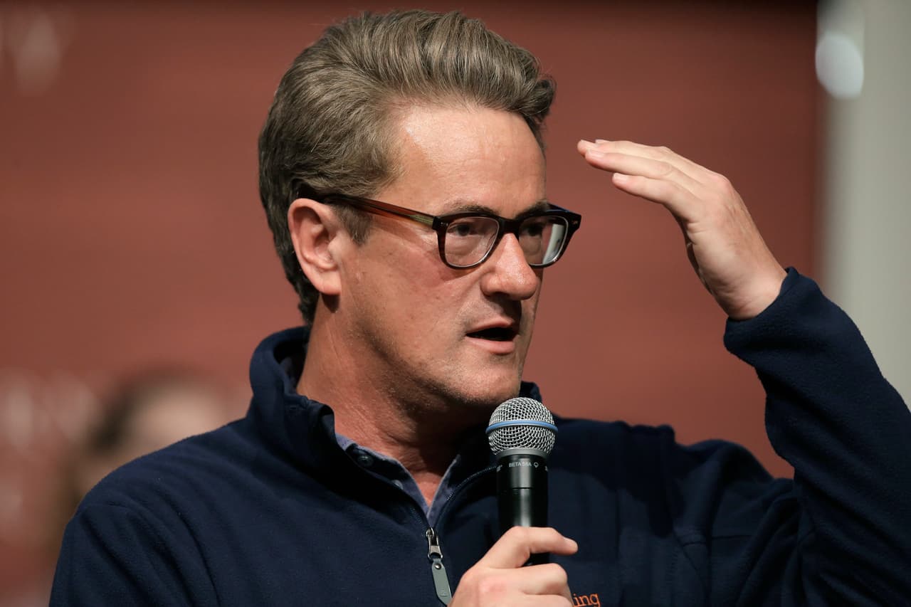 <b>Otro "asesinato" más. </b>Trump ha insultado muchas veces al presentador Joe Scarborough, un excongresista republicano. 
<a href="https://www.univision.com/noticias/elecciones-en-eeuu-2020/quien-es-joe-scarborough-y-por-que-donald-trump-impulsa-una-teoria-sin-base-para-acusarlo-de-asesinato">Pero Trump fue más allá </a>reflotando una teoría infundada sobre
<b> </b>la muerte en 2001 de Lori Klausutis, empleada de la oficina de Scarborough cuando era legislador. La autopsia reveló que tenía una afección cardíaca no diagnosticada y que murió tras desmayarse y golpearse. No fue atacada. Scarborough estaba en Washington ese día. No es un "caso sin resolver" como dice Trump. La familia de Klausutis pidió, infructuosamente, a Twitter que eliminara los mensajes del presidente en los que la nombra.