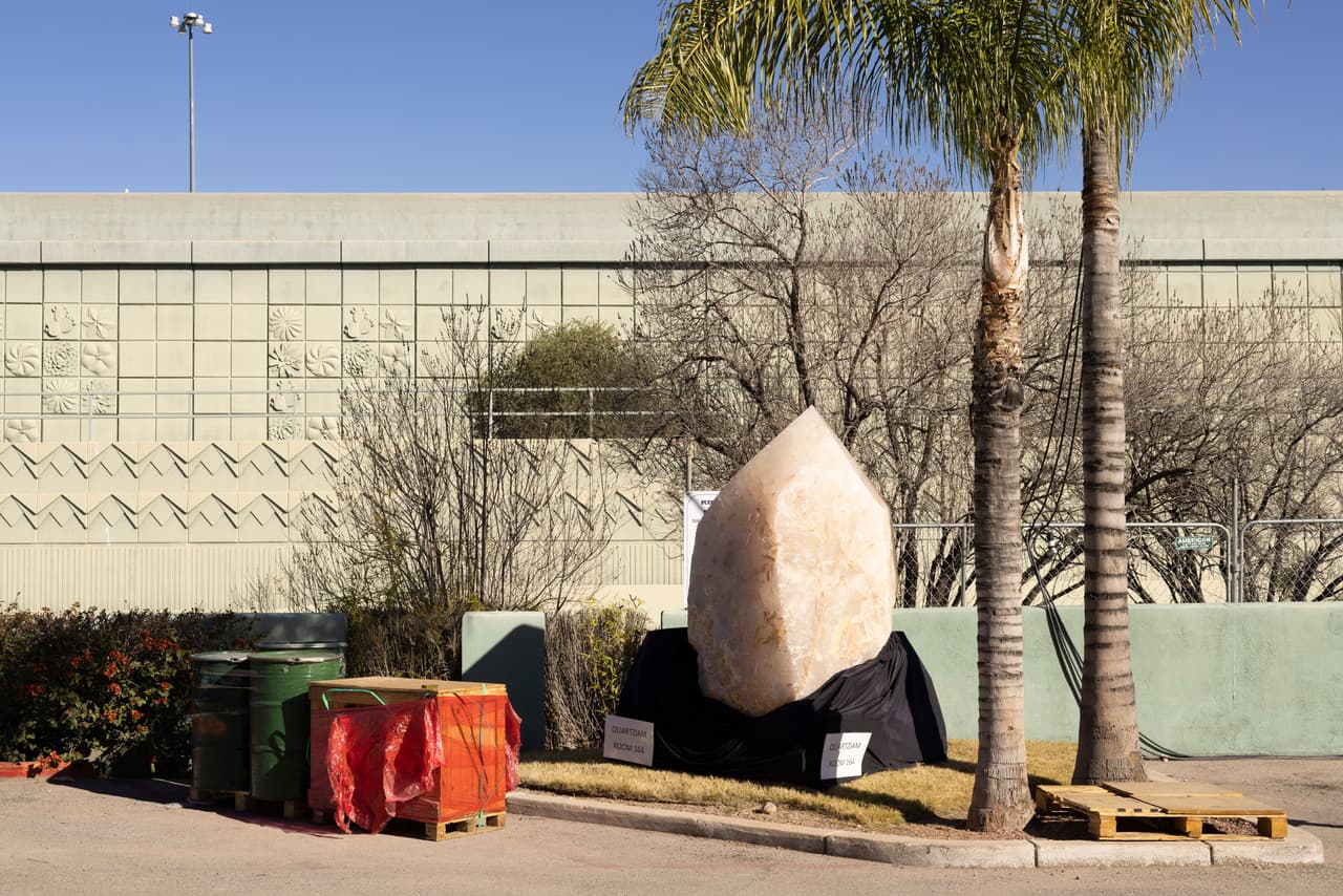 Una enorme pieza de cuarzo se exhibe en el Pueblo Gem and Mineral Show en Tucson, Arizona.