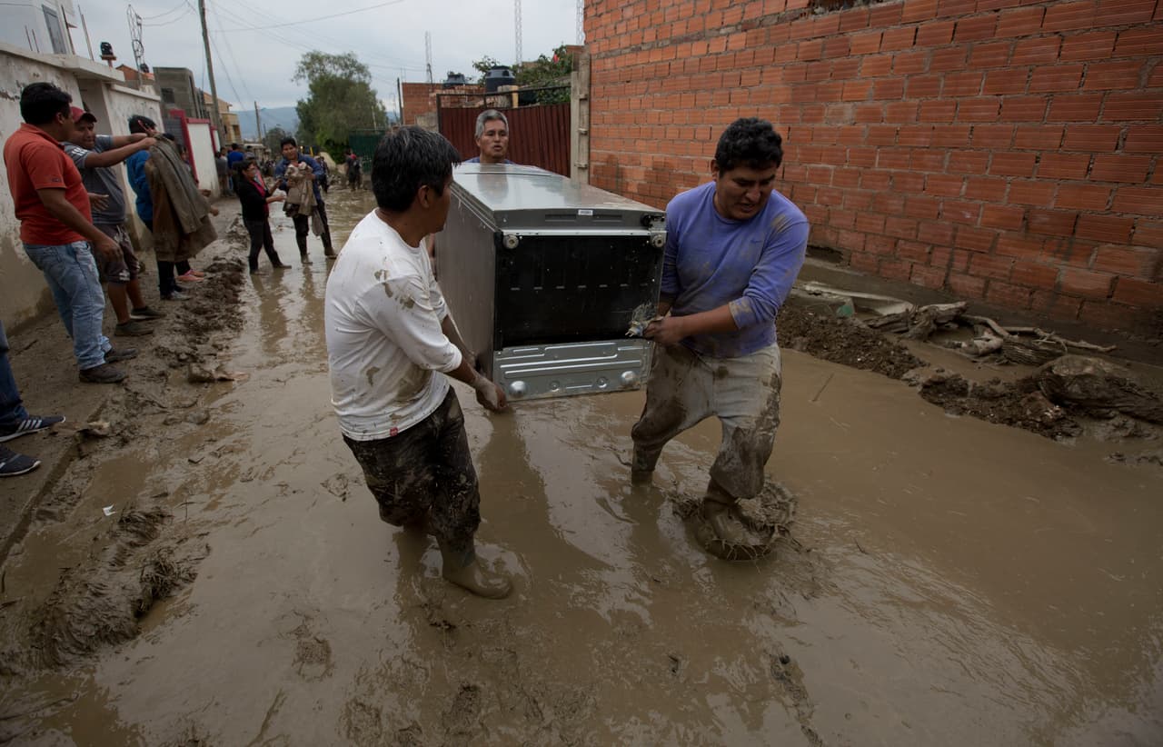 Las familias afectadas en Tiquipaya trataron de salvar todo lo que pudieron de sus casas inundadas.