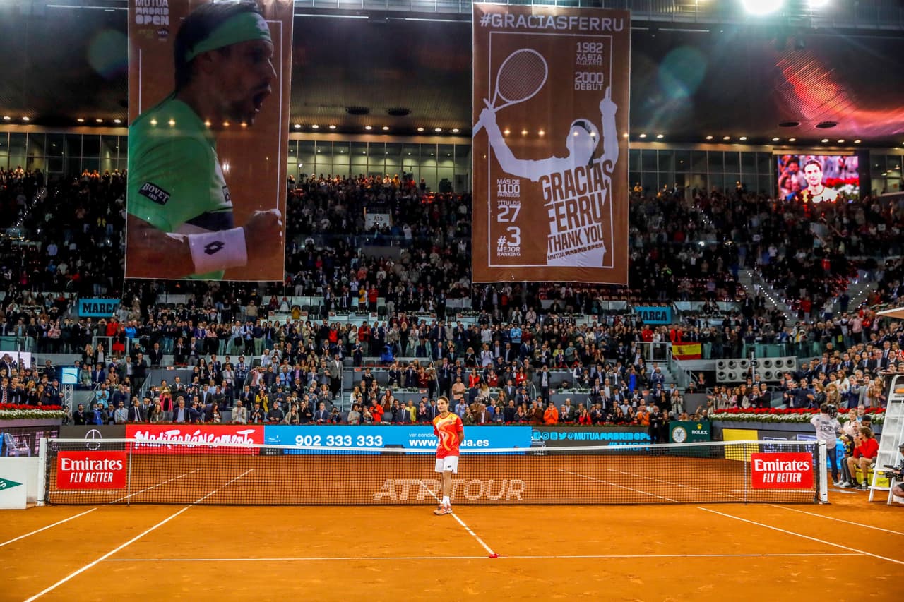 David Ferrer durante el homenaje que ha recibido a la finalización del partido de treintaidosavos de final del Mutua Madrid Open que ha disputado ante el alemán Alexander Zverev, este miércoles en la Caja Mágica.