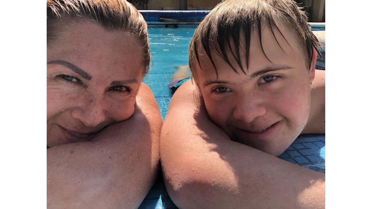 La villana de 
<b><a href="https://vix.com/es/detail/series-2239?utm_medium=internal_referral&utm_source=univision&utm_campaign=breaking_news&utm_content=ed_entertainment&utm_term=slideshow" target="_blank">Imperio de Mentiras, que también puedes ver en ViX+</a>, </b>dijo a la prensa en México que ella se considera una mamá "bastante abierta" ya que les permite a 
<b><a href="https://www.univision.com/famosos/hijos-leticia-calderon-convivencia-yadhira-carrillo" target="_blank">sus hijos Luciano (18 años) y Carlo (17)</a></b> beber con sus amigos.
<br>