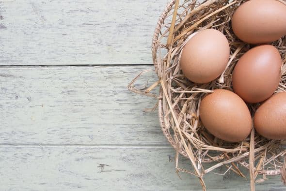 ¡Huevos! Otro alimento favorable, dado que contiene cuatro minerales clave: zinc, selenio, azufre y hierro.