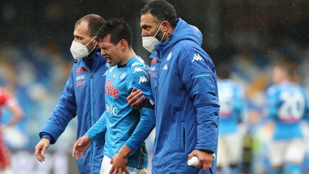 Hirving Lozano se lesiona en la victoria del Napoli sobre la Juventus