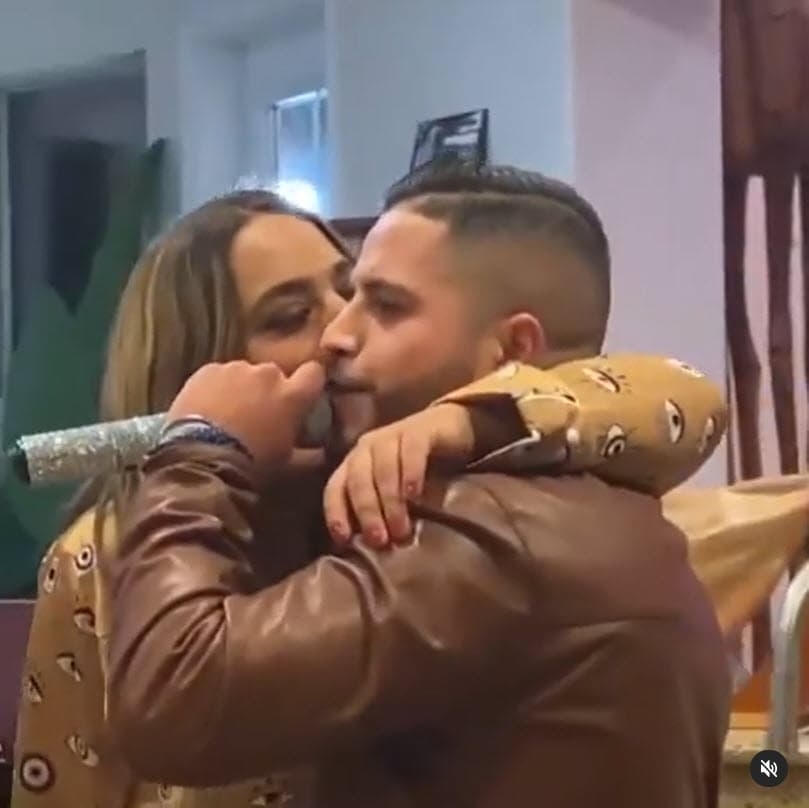 Sin embargo, ambos desmintieron que fueran novios, pero afirmaron que eran amigos y se estaban conociendo.
<br>