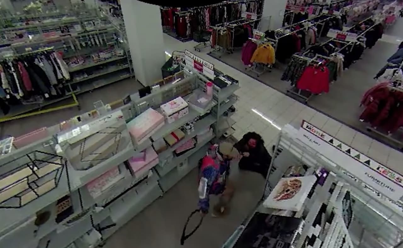 Mientras tanto, el hombre regresa a la tienda y sube al segundo piso presuntamente cuando ve que la policía se estaba acercando a la tienda.
