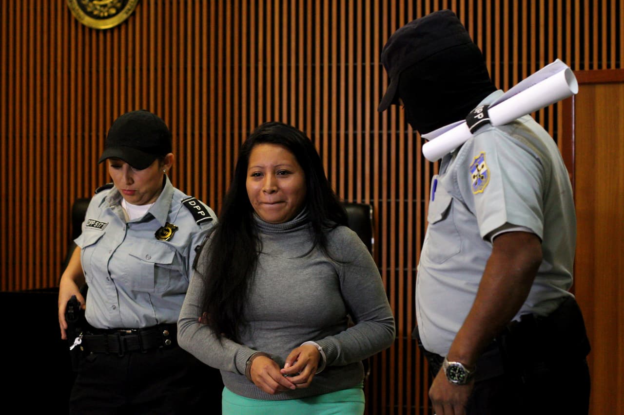 El 13 de diciembre de 2017 un tribunal condenó a 30 años de cárcel por homicidio agravado a Teodora del Carmen Vásquez, tras sufrir un aborto. La Suprema Corte de El Salvador 
<a href="https://www.univision.com/noticias/abortos/liberada-tras-10-anos-en-prision-la-salvadorena-condenada-por-la-muerte-de-su-bebe-durante-el-parto">le conmutó la pena el jueves 15 de febrero de 2018 </a>y ordenó su liberación tras considerar que no lo hizo de manera intencionada.