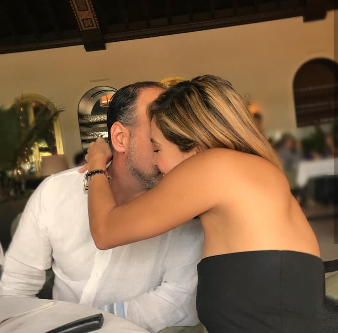 A punto de cumplir 14 años de casada, Karla Martínez sigue con la llama del amor encendida. “Este lindo momento lo captaron mis niñas, lo mejor que podemos darle a nuestros hijos es ejemplo de amor”, redactó la conductora mexicana junta a la tierna imagen.
<br>