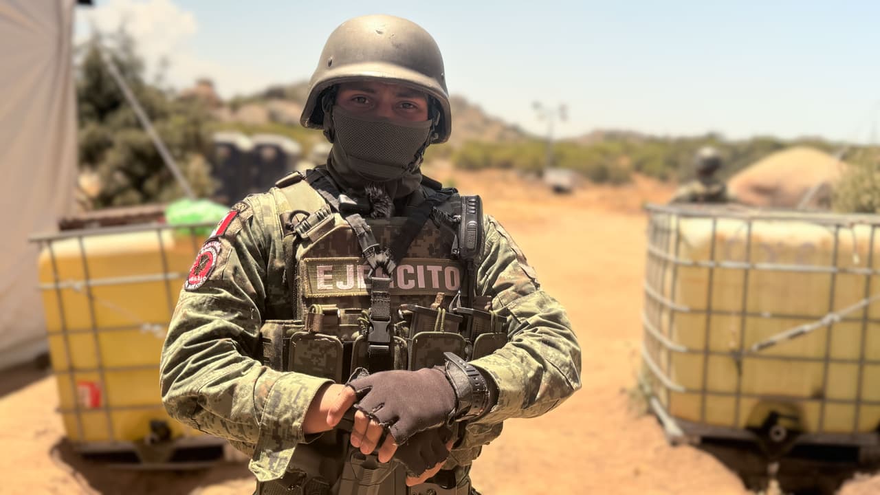 “A los coyotes solo les importa el dinero”: Soldado mexicano pide a migrantes no cruzar a EE.UU.