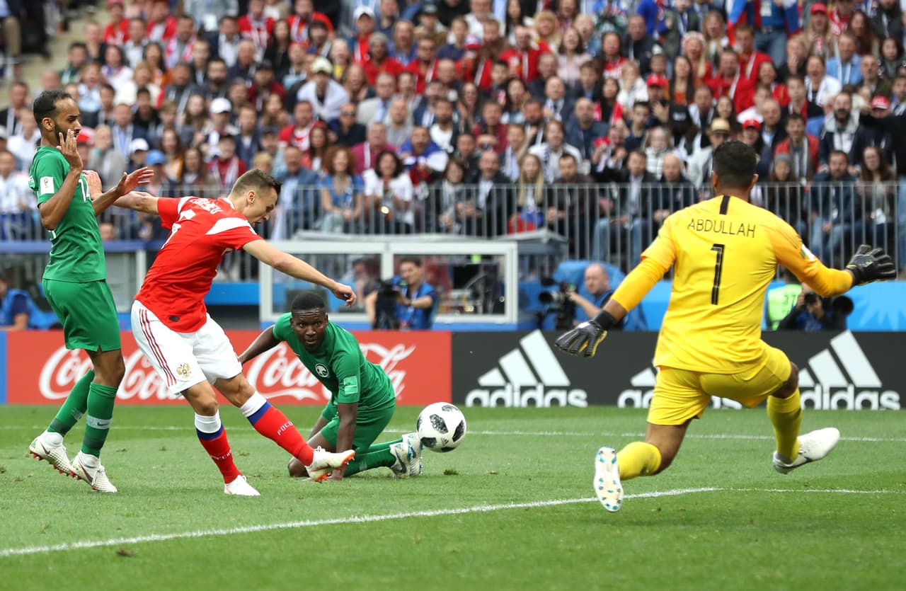 Tras esa jugada, lanzó un remate muy fuerte para anotar el 2-0 al minuto 43 del primer tiempo y darle aún más calma a su equipo.