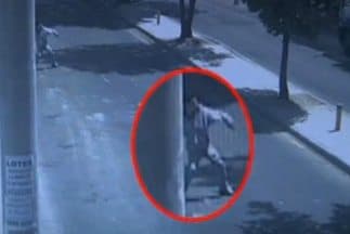 Las cámaras de vigilancia mostraron el momento en que el adolescente, resguardado por 3 personas, lanza el artefacto explosivo.