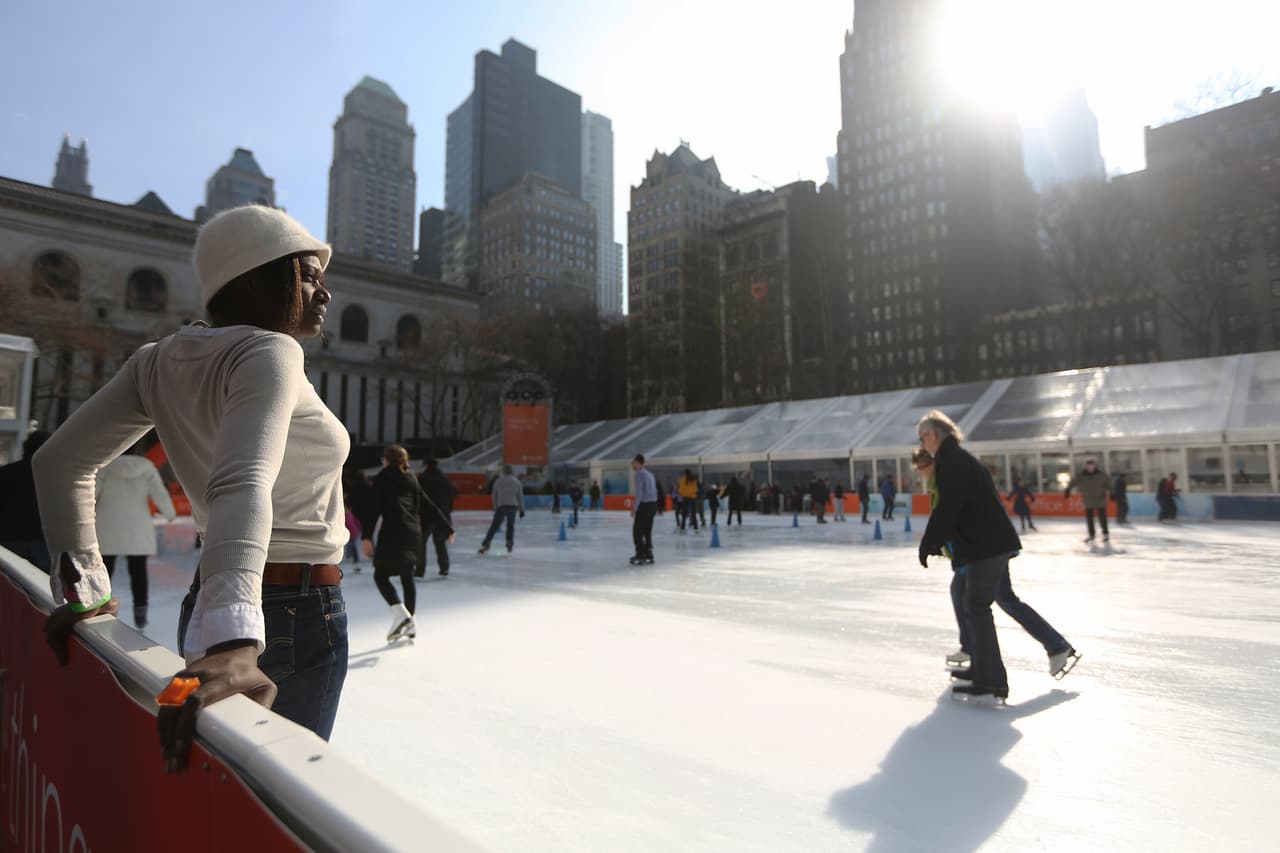 ¡Desde ya! 
<b>Patina sobre el hielo</b>. Este 31 de octubre la Villa de Invierno del Bryant Park fue inaugurada, y con ella, la única pista de patinaje sobre hielo gratuita en toda la ciudad. Puedes llevar tus patines, si no, allí puedes alquilarlos.