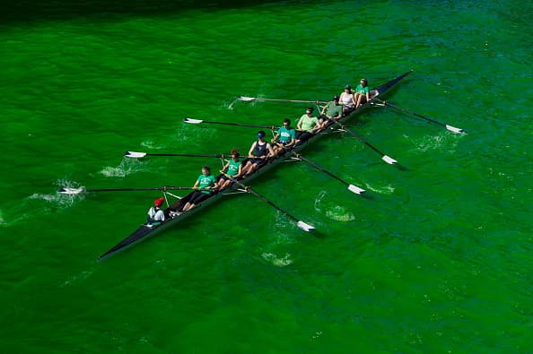 Estos remeros aprovechan para entrenar mientras el río está verde