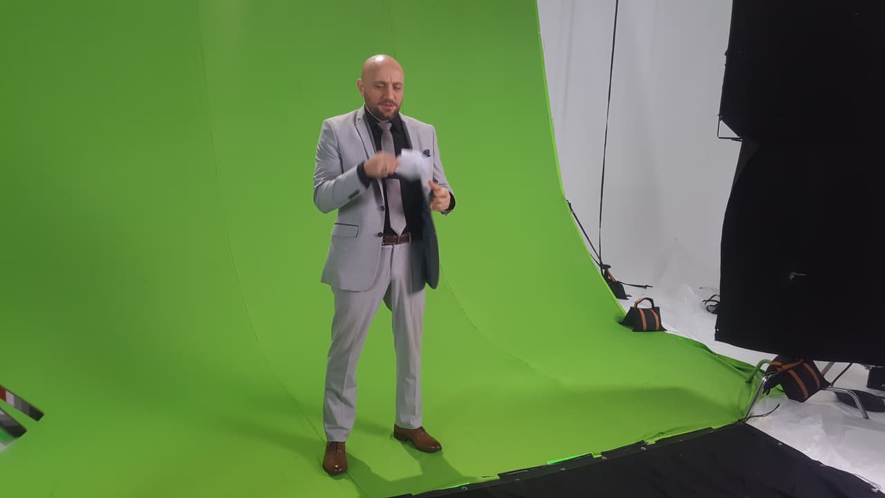 Repasando sus líneas antes de comenzar a grabar.