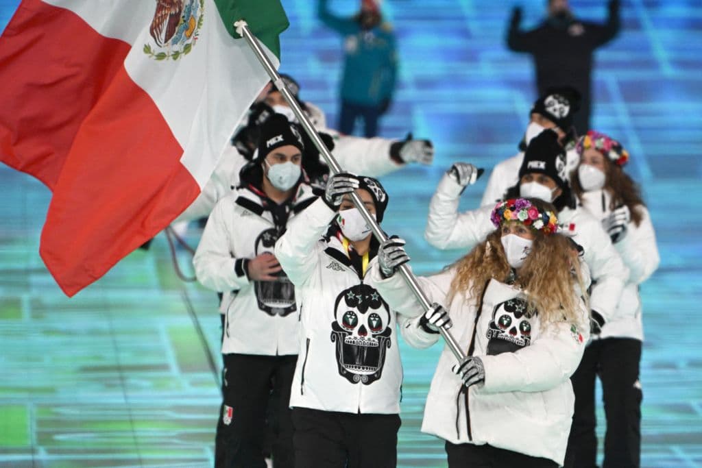 Selección mexicana desfilando en la apretura de los Juegos Olímpicos de Invierno (2022)