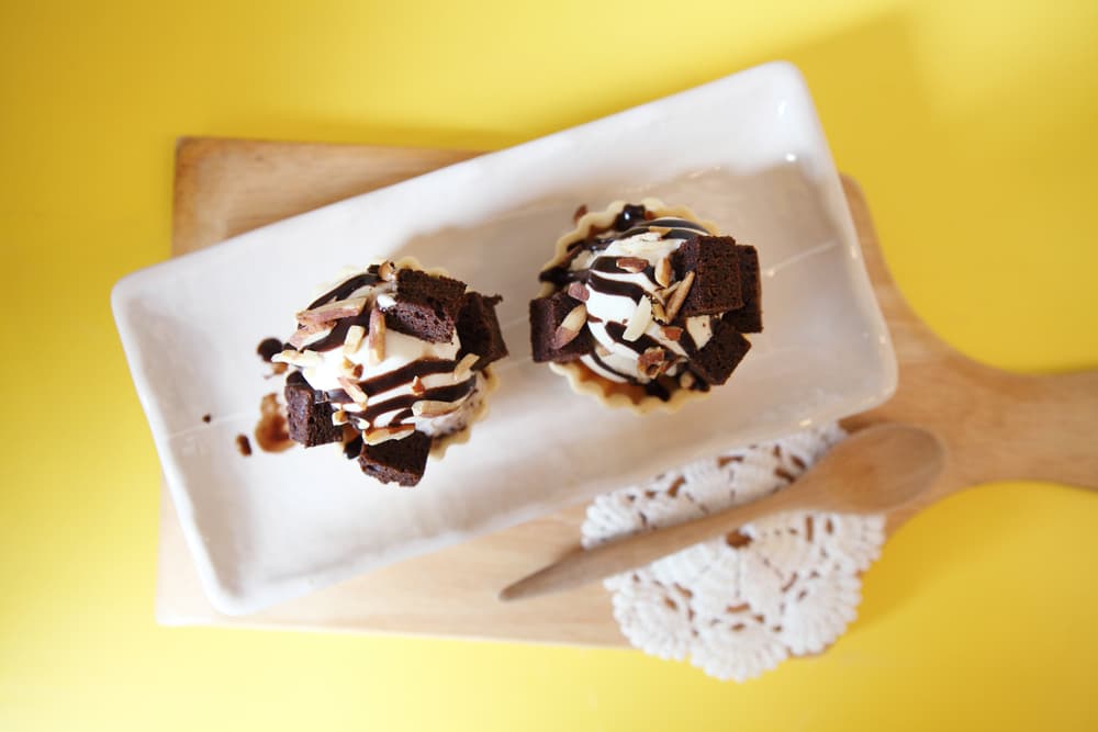 Comienza la preparación separando las claras y las yemas de los huevos, después pon el chocolate en un bol, tápalo con plástico de cocina y fúndelo en el microondas durante 2 minutos a temperatura media.