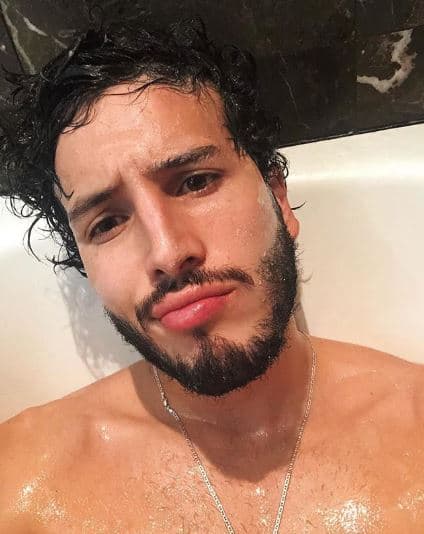 Pero esta no sería la primer aparición del cantante de 24 años de edad en el mundo de la actuación.