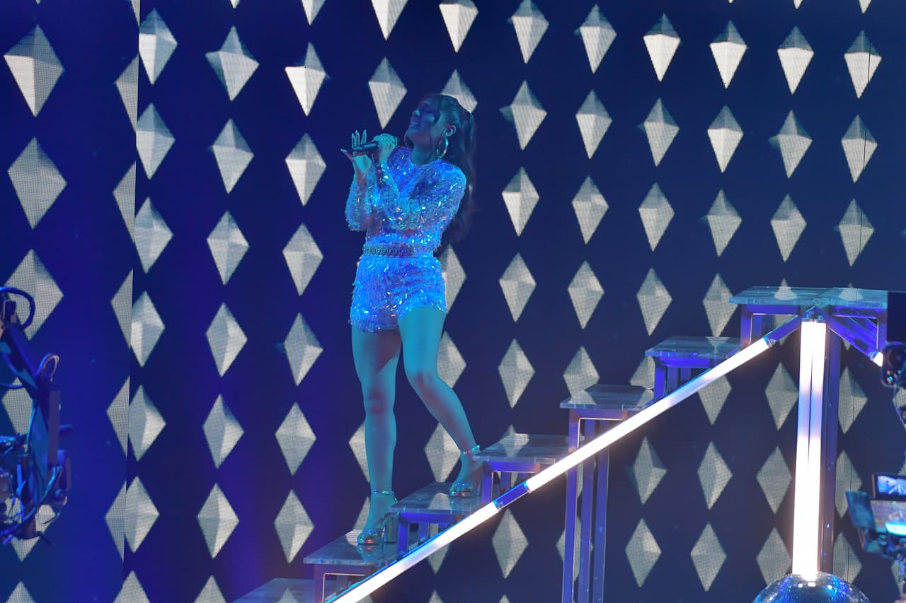 Al ritmo de 'Last dance' de Donna Summer, la llamada 'Tormenta tropical' arrancó con una tonada dulce y suave: "Last dance, last chance, for love. Yes, it's my last chance, for romance, tonight. I need you, by me, beside me, to guide me, to hold me, to scold me, 'cause when I'm bad I'm so, so bad".