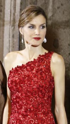 Cada vez que la reina viste un Varela, las españolas de inmediato usan todos sus medios para poder comprar algún diseño que sea idéntico.