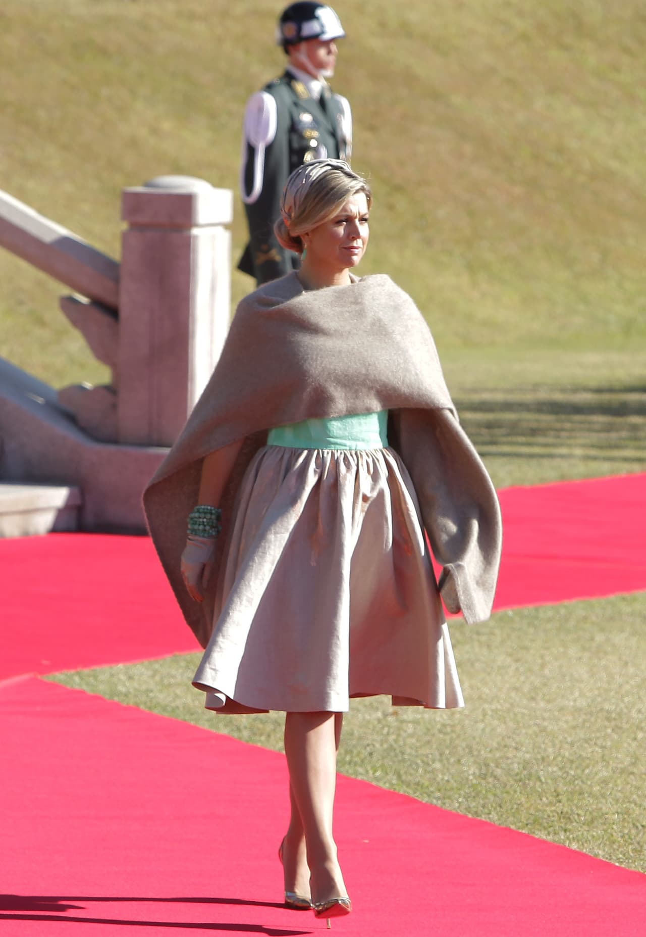 La reina Máxima de los Países bajos usó una hermosa capa azul cobalto el día de la coronación de su esposo.