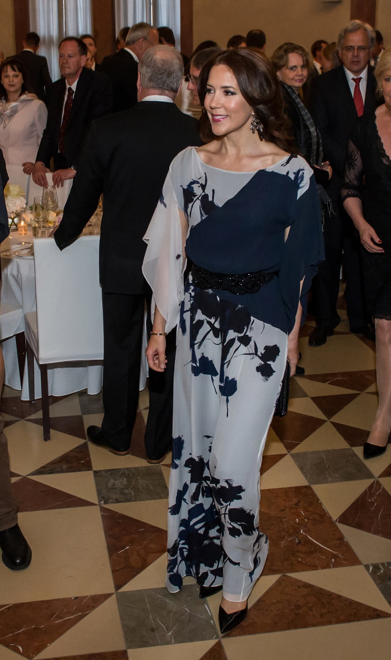 Considerada una de las mejor vestidas de la realeza, Su Alteza Real camina con seguridad y vigila su gobierno vestida con las mejores prendas.