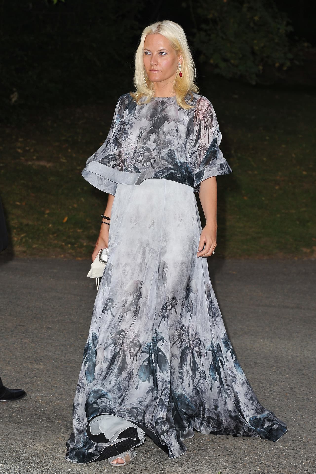 La controvertida princesa encargó a la modista un elegante y sublime vestido que usó en el cumpleaños 70 de Margarita II de Dinamarca, la actual reina.