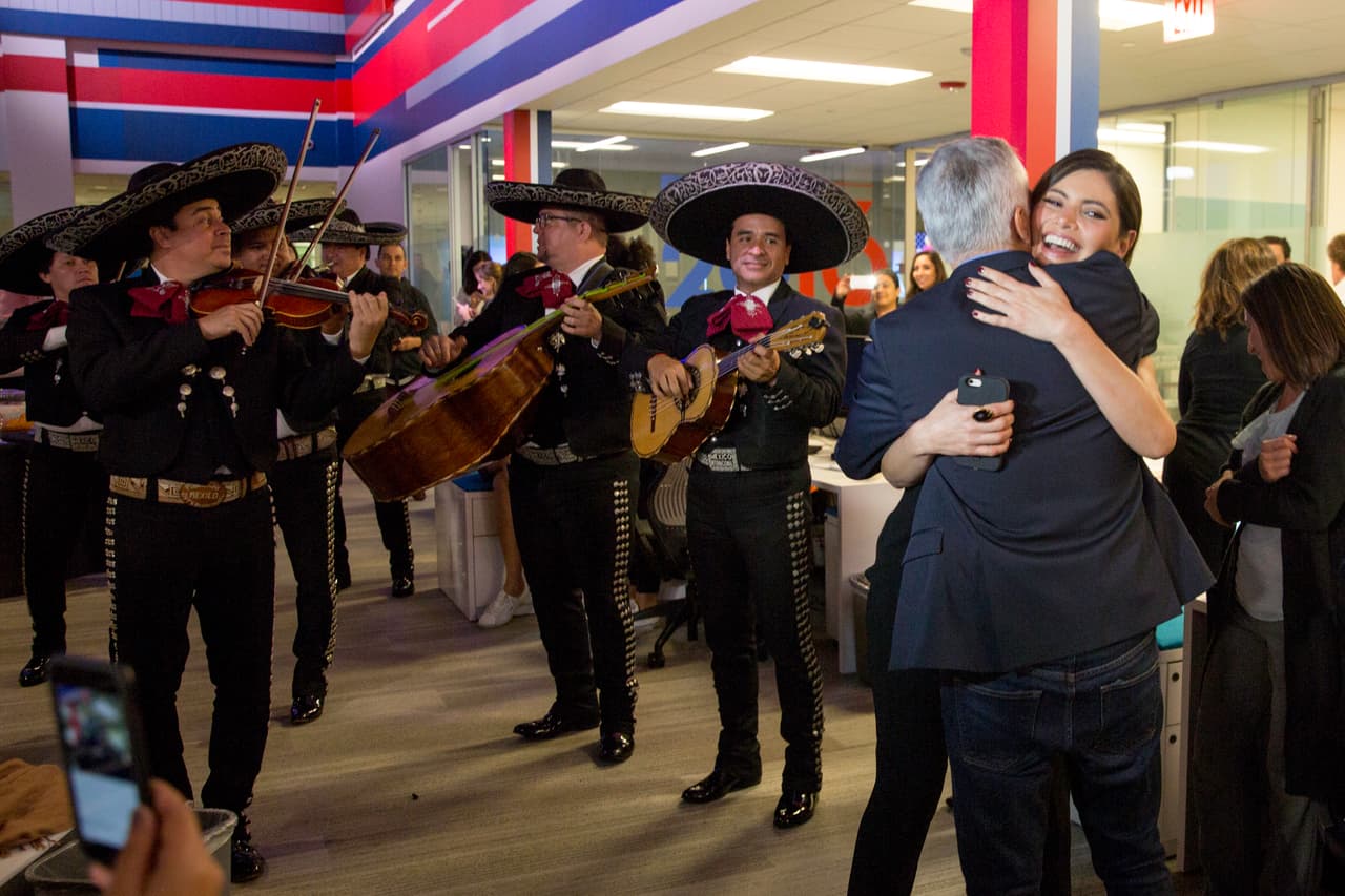 Su pareja, Chiqui Delgado, lo recibía al mismo tiempo que la sorpresa de un festejo con mariachis por sus tres décadas como conductor del Noticiero Univision.