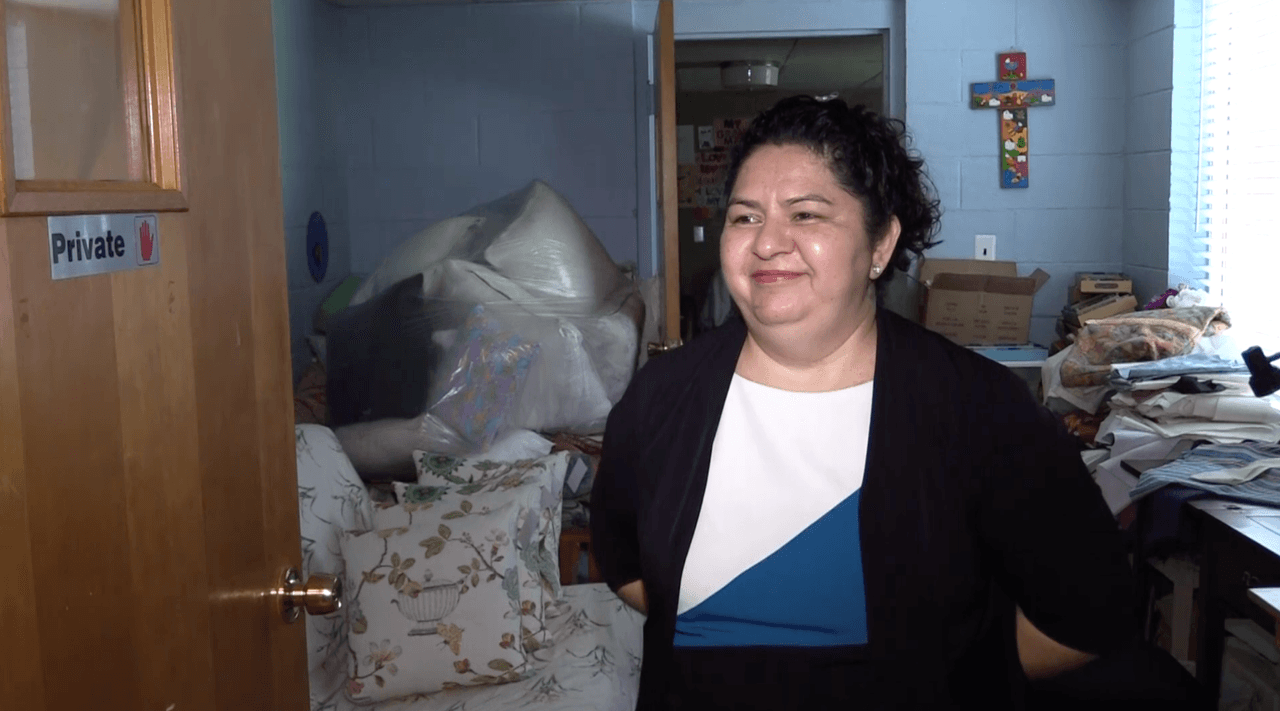 Madre hispana en santuario desde 2017 vuelve a casa al suspender su deportación 