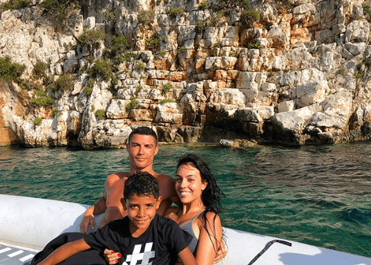 En la misma publicación se puede ver a Cristiano Jr., hijo mayor del seleccionado portugués.