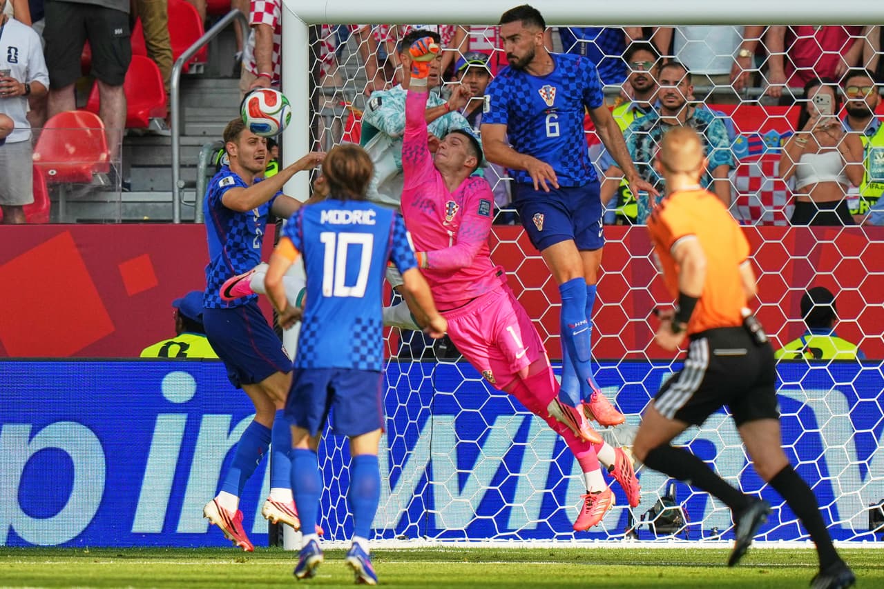 El portero de Croacia, Dominik Livakovic (centro), despeja el balón junto al portugués Cristiano Ronaldo (atrás) durante el partido de dieciseisavos de final de la Copa del Mundo en Toronto, el jueves 2 de julio de 2026.