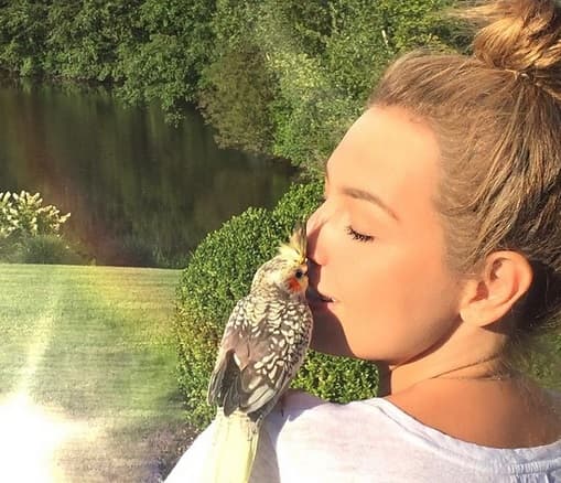 Incluso con sus mascotas es muy amorosa.