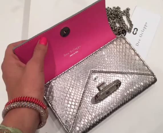 Además de eso, recibió un lindo estuche para su celular. ¡Qué 'chic'!