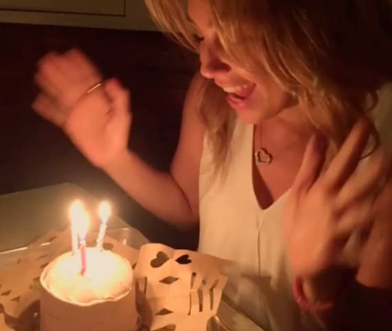 En sus redes sociales la cantante compartió el festejo adelantado que algunos de sus más cercanos amigos le hicieron.