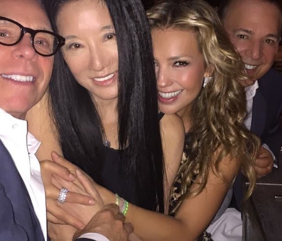 Parece que las celebraciones para la cantante arrancaron desde la semana pasada, pues se la pasado de fiesta.