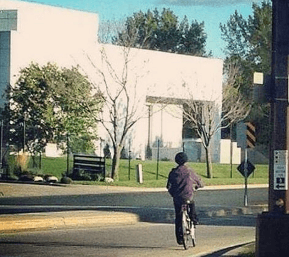 Esta fue una de las últimas imágenes que se captaron del músico paseando cerca de su casa.