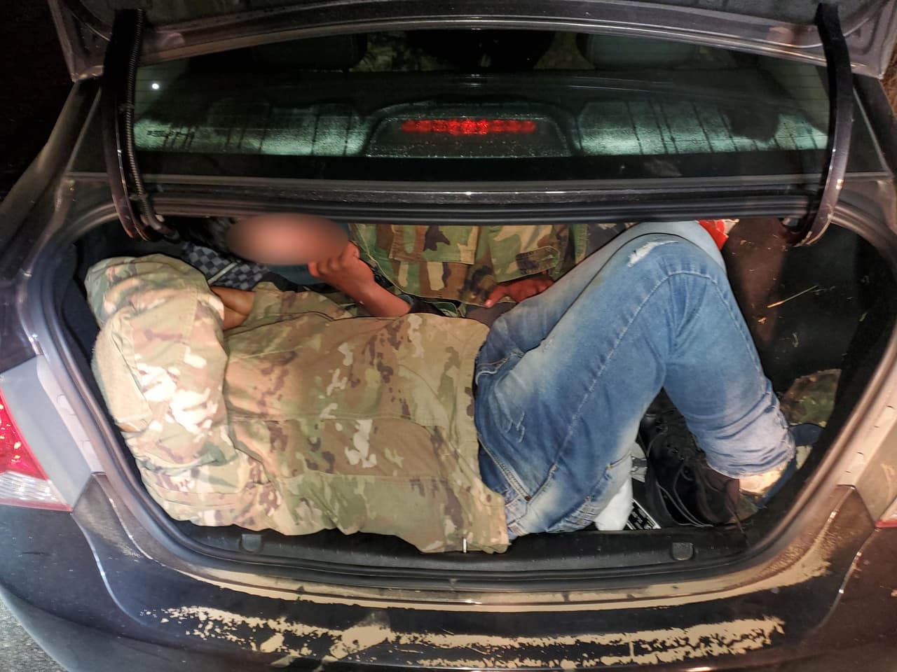 De las cinco personas que llevaban, dos estaban ocultas en el maletero del auto.