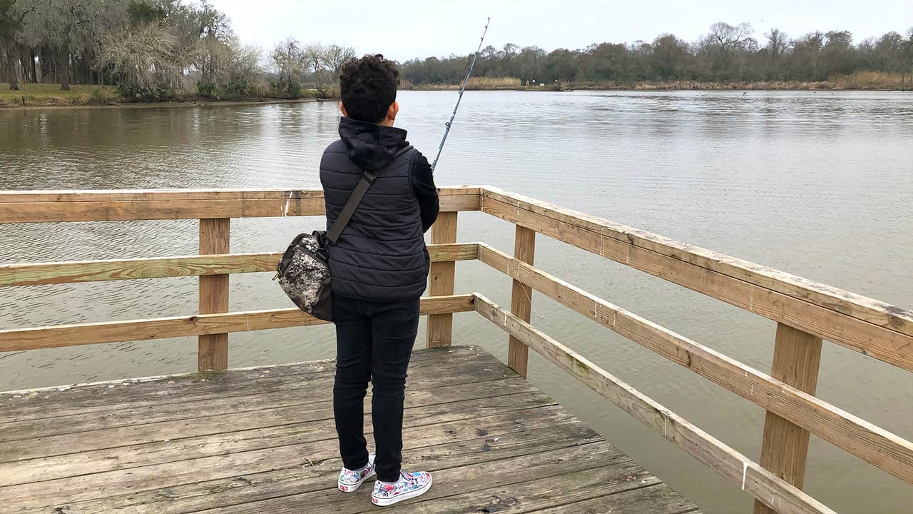 Algunos visitantes llevan su caña de pescar para intentar obtener algo del Armand Bayou.