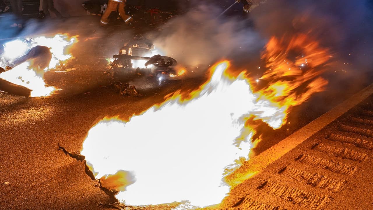 La causa, según las autoridades, 
<b>fue el estallido de una llanta en una de las motocicletas que lideraba el grupo</b>. El resto, al ir tan cerca, no tuvo tiempo de frenar. 
<b>El efecto dominó fue inevitable.</b>