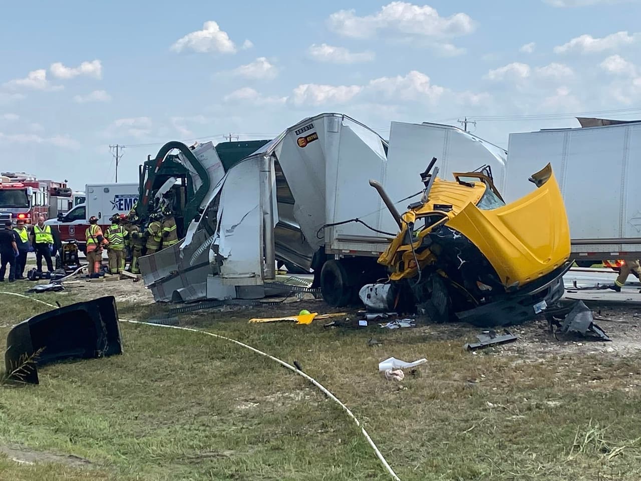 Bomberos de Round Rock y del Departamento de Bomberos de Hutto colaboraron en la atención del accidente.