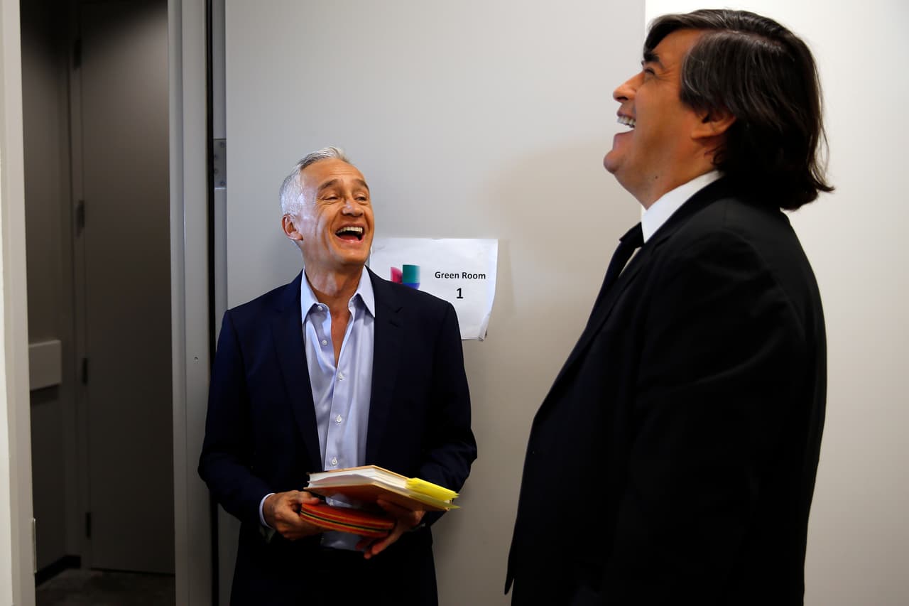 En camino al estudio de grabación, Jorge Ramos sorprende a Bayly diciendole que luego de la entrevista, van a jugar un partido de ping pong.
