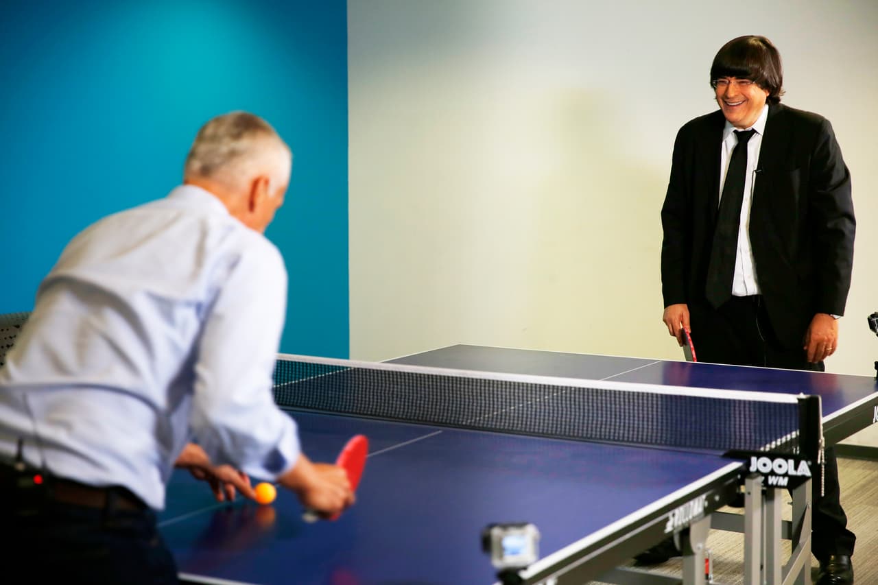 Luego de una larga entrevista, se preparan para un largo y reñido pártido de ping pong.