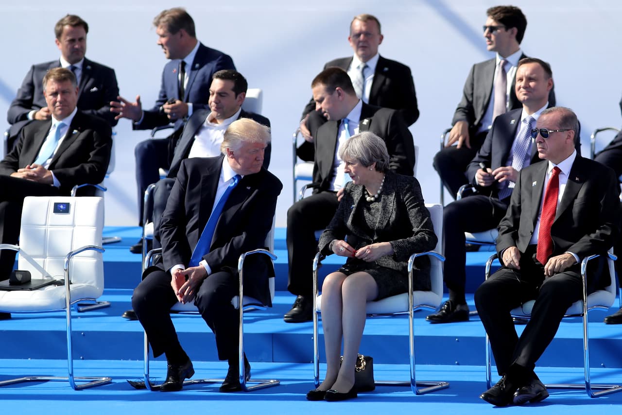 El presidente Donadl Trump junto a los demás líderes de la coalición militar. En el pasado Trump ha calificado a la alianza militar como "obsoleta" y se ha referido a Bruselas, su ciudad sede, como un "agujero del infierno" tras el ataque terrorista en 2016. Luego, ya en la Casa Blanca, dijo que la alianza "ya no es obsoleta"