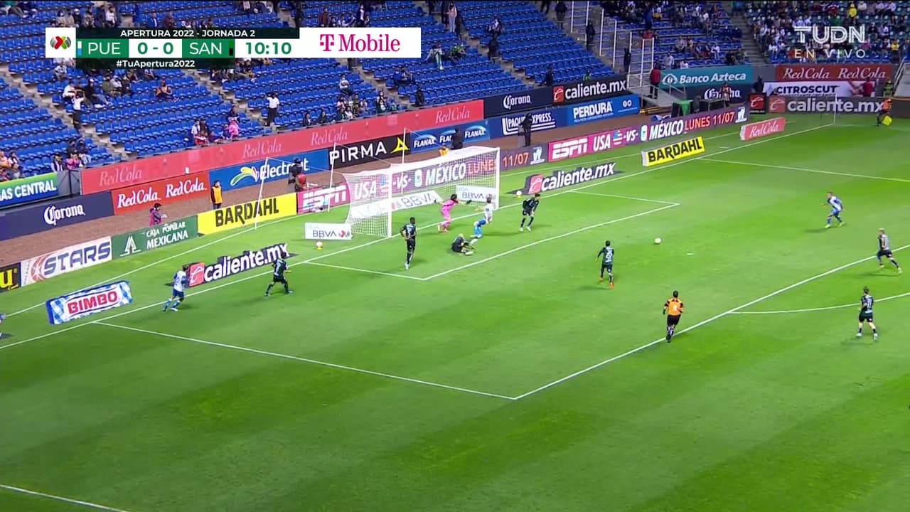 ¡GOL!  anota para Puebla. Gustavo Ferrareis