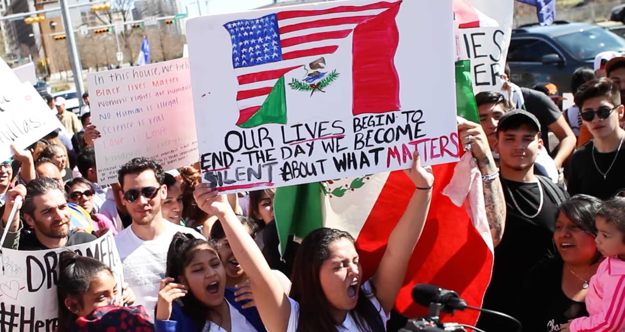 La colorida y concurrida manifestación de respaldo a los inmigrantes en Austin contó con la participación de personas de varias nacionalidades y diversas comunidades.
