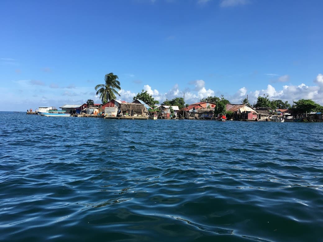 Gardi Sugdub es la isla más habitada de la comarca de Guna Yala. El nombre significa "isla del cangrejo" y se encuentra a un kilómetro de la costa. Allí viven entre 1,500 y 2,000 personas, según el 'saila' (lider de la comunidad) Ernesto Pérez.