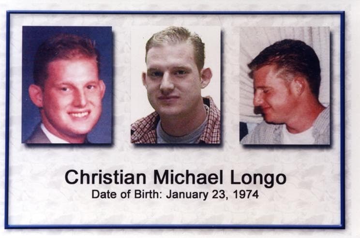 <h3 class="cms-H3-H3">Christian Michael Longo</h3>
<br>El 28 de diciembre, el miembro 469 de la lista de los más buscados del FBI, fue acusado de múltiples cargos de homicidio agravado
<b> por la muerte de su familia</b> y se emitió una orden de arresto federal. Un mes después, Longo fue detenido sin incidentes por la agencia y las autoridades mexicanas 
<a href="https://www.fbi.gov/wanted/topten/topten-history/hires_images/FBI-469-ChristianMichaelLongo.jpg/view" target="_blank">en un campamento en las afueras de Tulum, en el caribe mexicano,</a> gracias a dos turistas canadienses que lo reconocieron durante sus vacaciones.