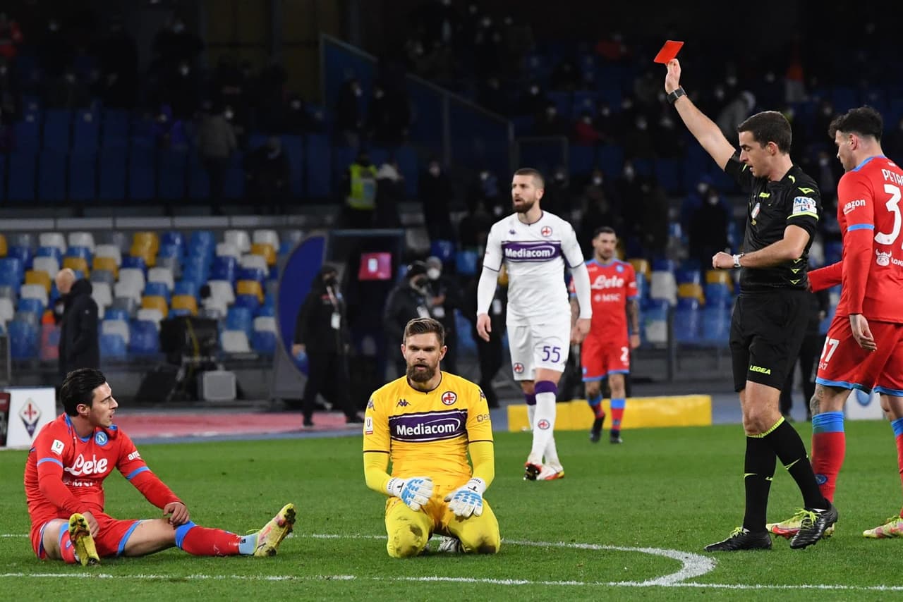 Napoli cae 5-2 ante la Fiorentina en tiempos extra y con 9 hombres, durante Octavos de Final y queda fuera de la Coppa Italia. Dries Mertens y Andrea Petagna fueron los que dieron goles a los locales, mientras que para la Fiore descontaron Vlahovic, Biraghi, Venuti, Piatek y Maleh. EL mexicano Hirving Lozano llevaba 20 minutos en cancha cuando propinó tremendo planchazo y salió expulsado.