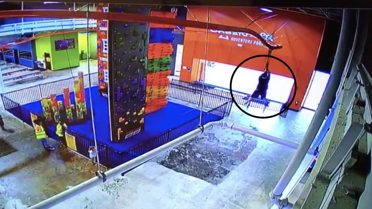 Familia demanda un parque de diversiones en Florida luego que su hijo cae de una tirolina